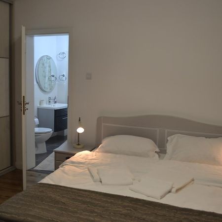 Appartement Victoria Plaza Two Bdr Apt à Bucarest Extérieur photo