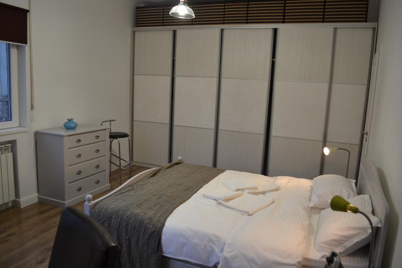 Appartement Victoria Plaza Two Bdr Apt à Bucarest Extérieur photo